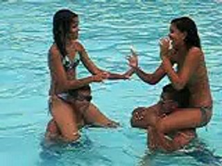 Briga de galinha na piscina!