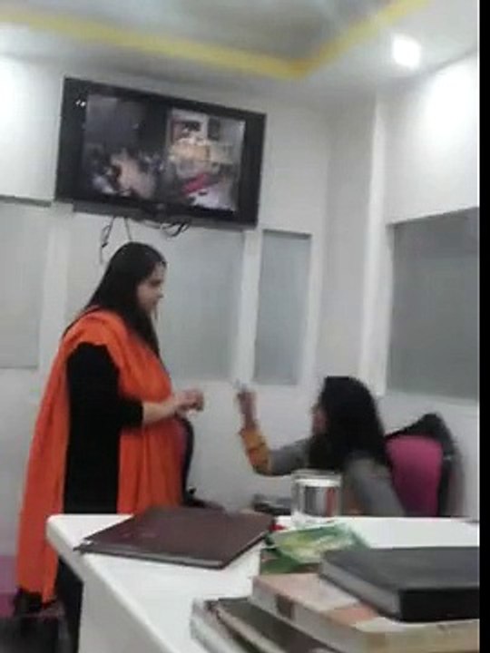 NAB officer’s wife threatened daughter of Actress Shugata Ijaz, gets beaten up her staff and ransack her saloon