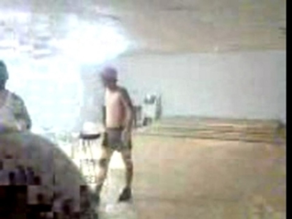 un rugbyman fait la fete(la vengeance des handballeurs)