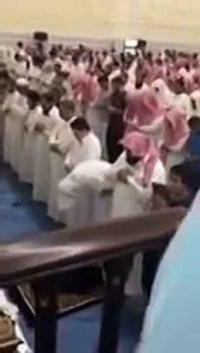 مصلي متلبس بالجن يصرخ بصوت هائل اثناء صلاة القيام