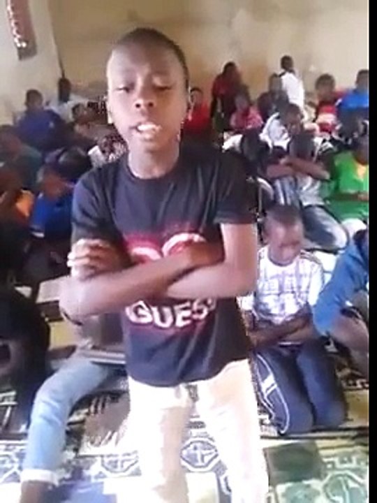 فيديو مبهر لطفل إفريقي يقلد الشيخ خليل الحصري ...سبحان الله