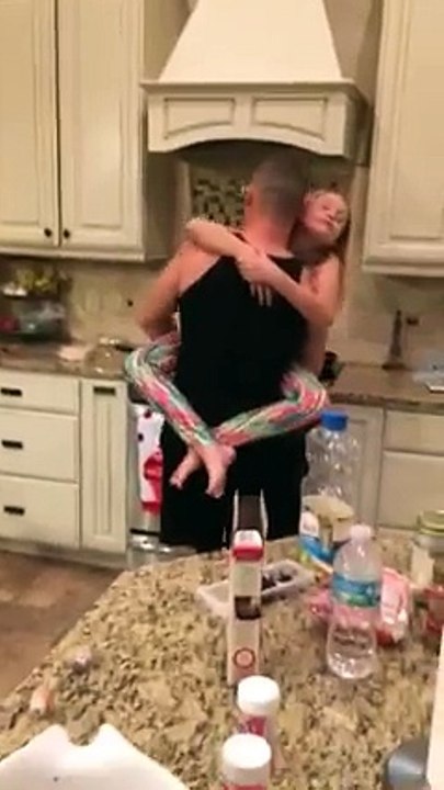 نشرت أم فيديو صورته بشكل سري لزوجها وابنتها في الصباح