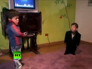 طريف اصغر رجل في العالم يرقص ديسكو