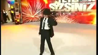 طفل تركي يرقص مثل مايكل جاكسون بطريقة مذهلة