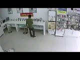 فيديو  لص غبي جداً .. حاول السرقه من محل للهواتف