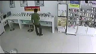 فيديو  لص غبي جداً .. حاول السرقه من محل للهواتف