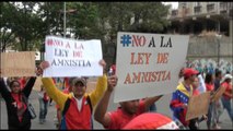 Miles de chavistas marchan contra la ley de amnistía
