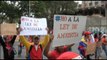 Miles de chavistas marchan contra la ley de amnistía