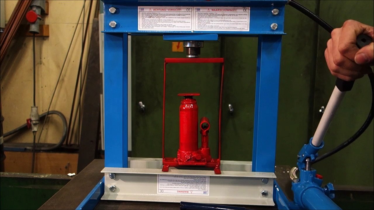 Pressception (crushing hydraulic press with hydraulic press)