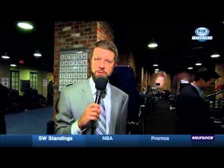 Dirk Nowitzki avienta el micrófono