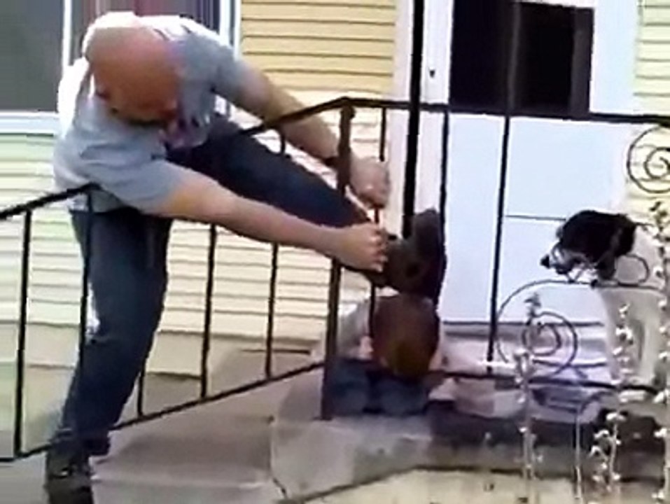 Ce garçon a la tête coincée et la façon dont il va se libérer est encore plus drôle