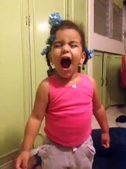Mira esta niña que lindo canta (No vas a para de reir)