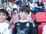 Niños de la escuela de Real Madrid esperando a las estrellas del fútbol.  Video Anayansi Gamez