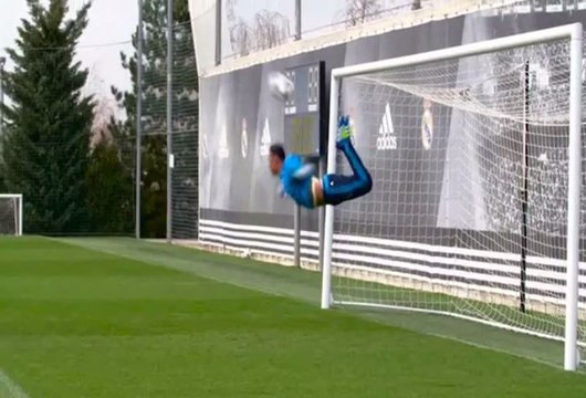Keylor Navas tente le coup du scorpion cher à René Higuita