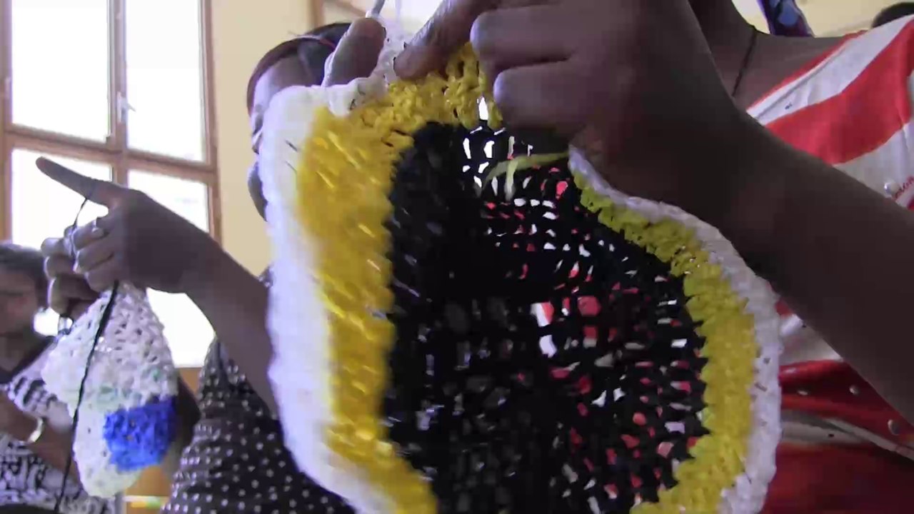 Création en recyclant des sacs plastiques