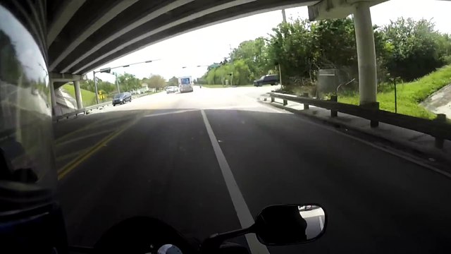 Poursuivi sans raison à moto par un conducteur bien bien intelligent. Road rage débile
