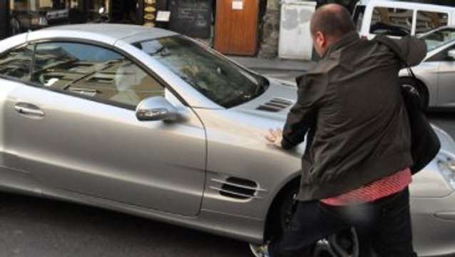 Oktay Kaynarca Gazetecinin Ayağını Ezdi