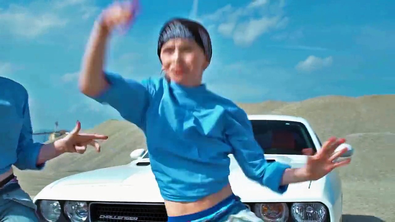 amazing danc in car