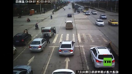 Un niño se cae por la puerta trasera de una furgoneta y es atropellado por otro coche