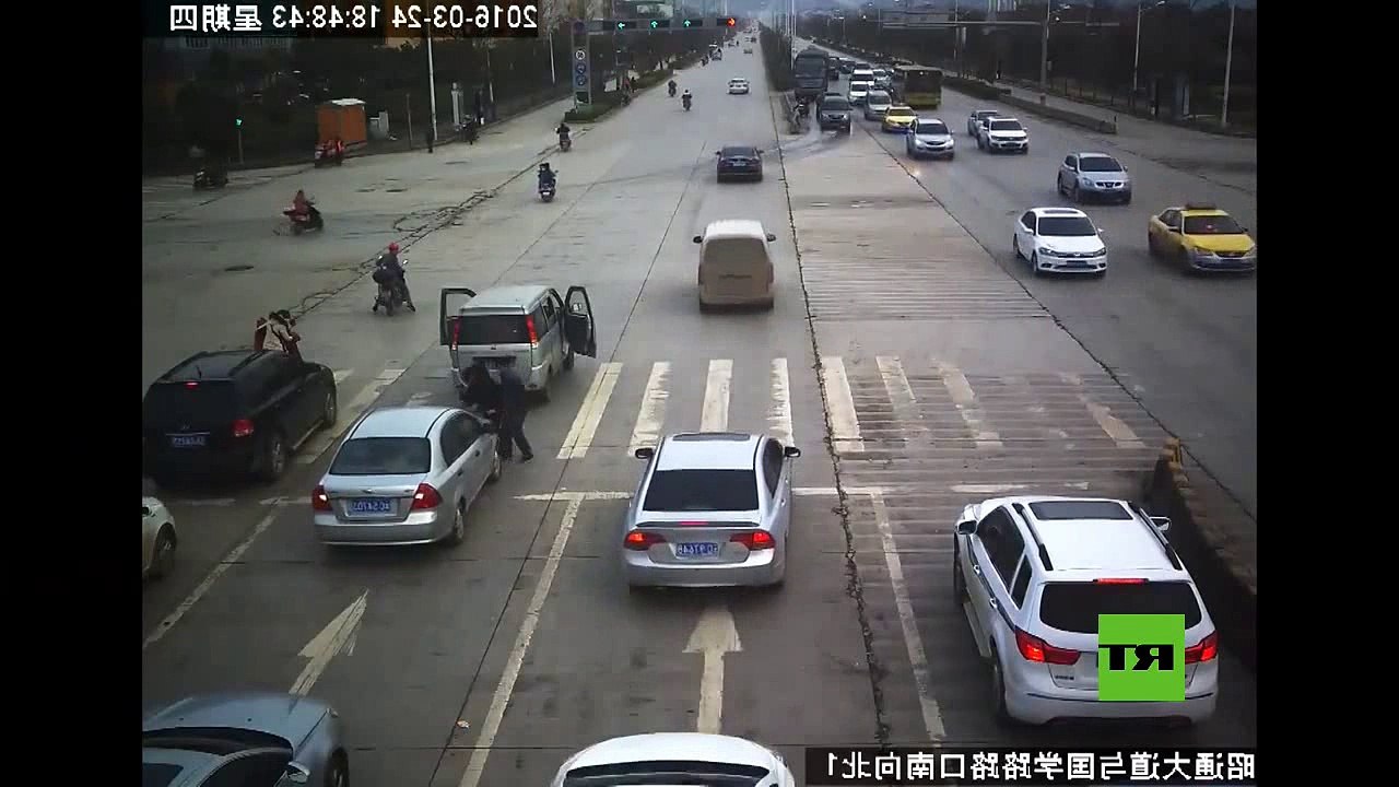 Un niño se cae por la puerta trasera de una furgoneta y es atropellado por otro coche