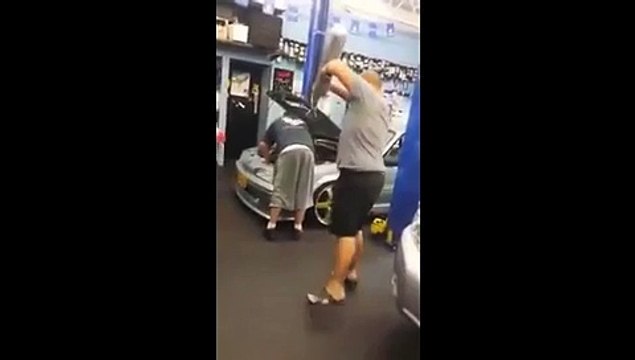 Un coup d'air comprimé et le slip se retrouve sur les chevilles. Blague énorme