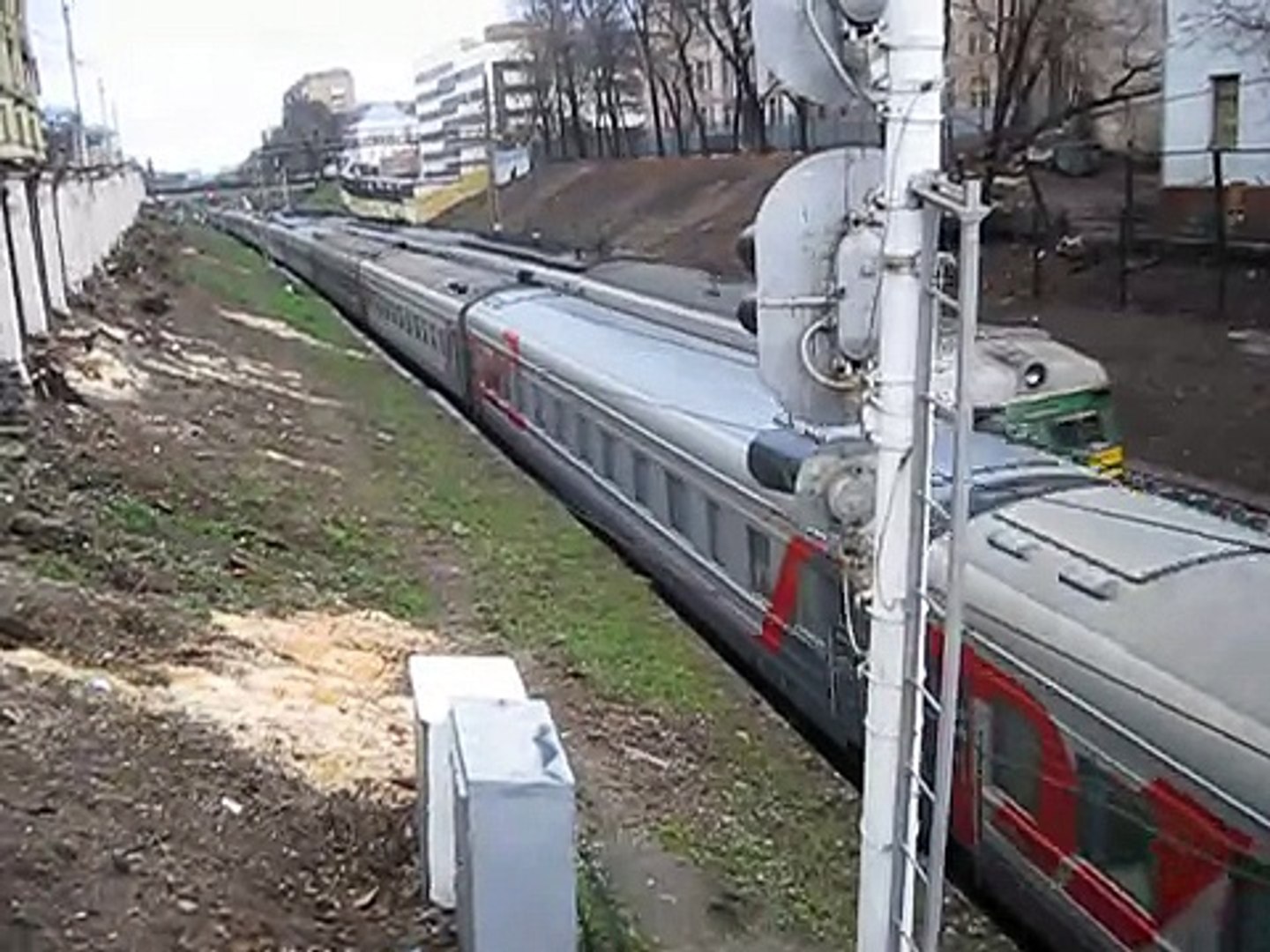 ⁣Электричка и встречный поезд