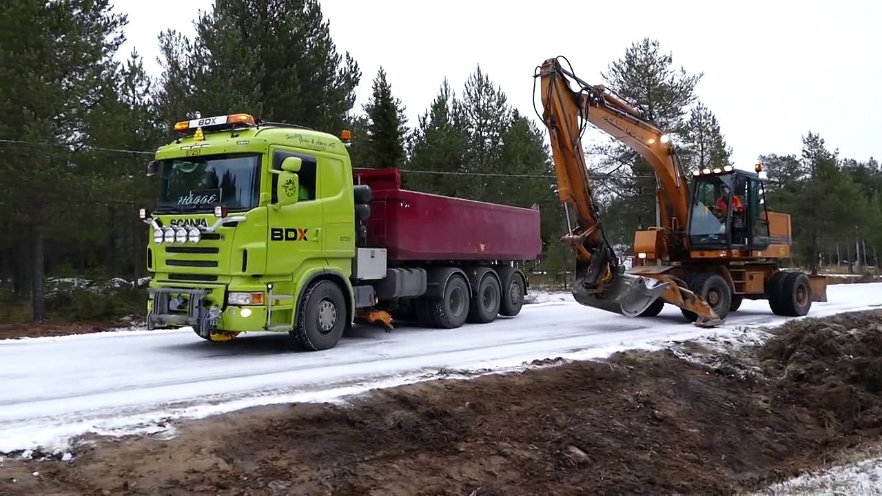 CASE Poclain 1188 ditching with Engcon Tiltrotator