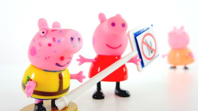 Развивающие игры для детей с игрушками. Свинка Пеппа купание запрещено! Видео для детей