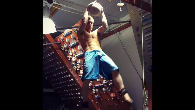 Vidéo : l'entraînement impressionnant du grimpeur norvégien Magnus Midtbø