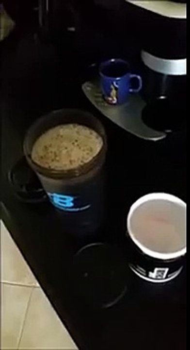 Cette fille a trouvé la meilleure manière de préparer le shaker de protéines de son copain