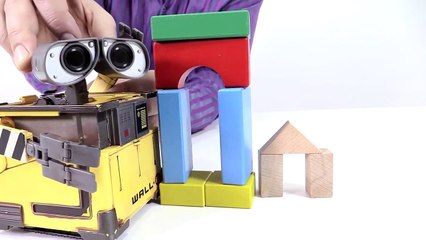 Küçük robot Wall-E - Yapı taşlardan bir kule yapıyoruz - Eğlenceli çocuk filmi