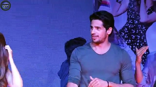 Fawad khan Jub Larkiyoon kay Pass Gaye tou Selfi ki Line Lag gayii