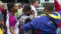 Opositores y chavistas, a los golpes en Caracas