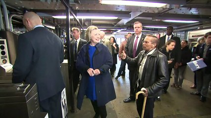 Clinton lleva su campaña al metro de Nueva York