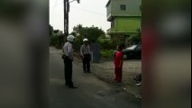 Policía karateka reduce de una patada a mujer con cuchillo