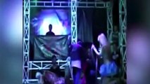 Mordedura de cobra mata a estrella indonesia en concierto (Imágenes que pueden herir su sensibilidad)