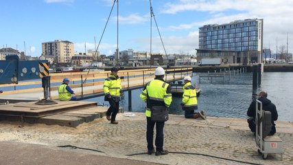 La passerelle s'installe sur le bassin du commerce à Cherbourg