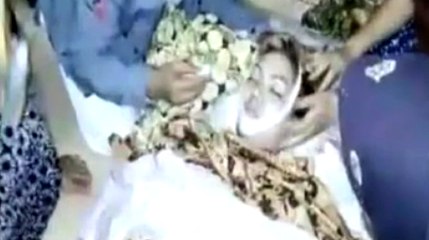 Une chanteuse se fait mordre par un cobra en plein concert (vidéo)