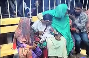 Download Video: شوہر نے گھر بچانے کیلئے بیوی کے پائوں پکڑ لئے