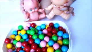 Learn colors baby dolls bath gumball surprise toy video esl learn english