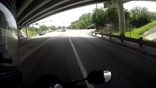 Un automobiliste prend un motard en chasse