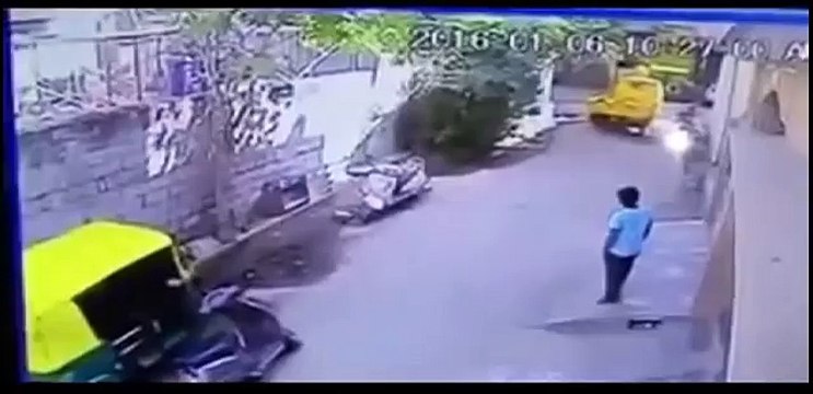 Un mur s'effondre sur des passants