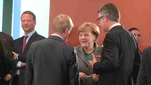 Merkel dice que la prioridad ahora debería ser integrar a refugiados que ya están en Alemania