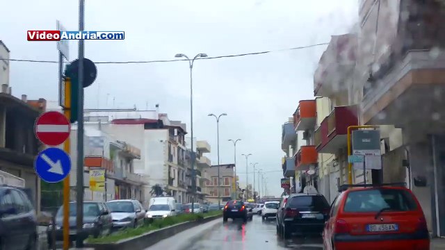 Giretto ad Andria sotto la pioggia sulle note di Piero Scamarcio (La Pioggia viola)