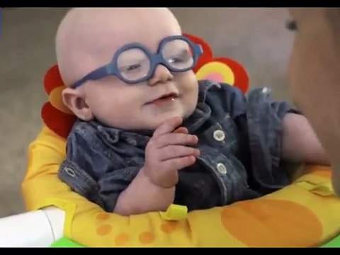 Un bébé sourit à sa maman en la voyant pour la première fois