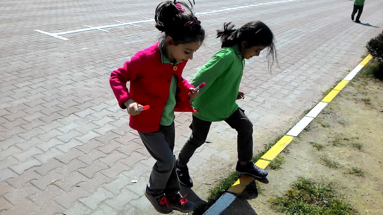 Biraz yukarı biraz aşağı