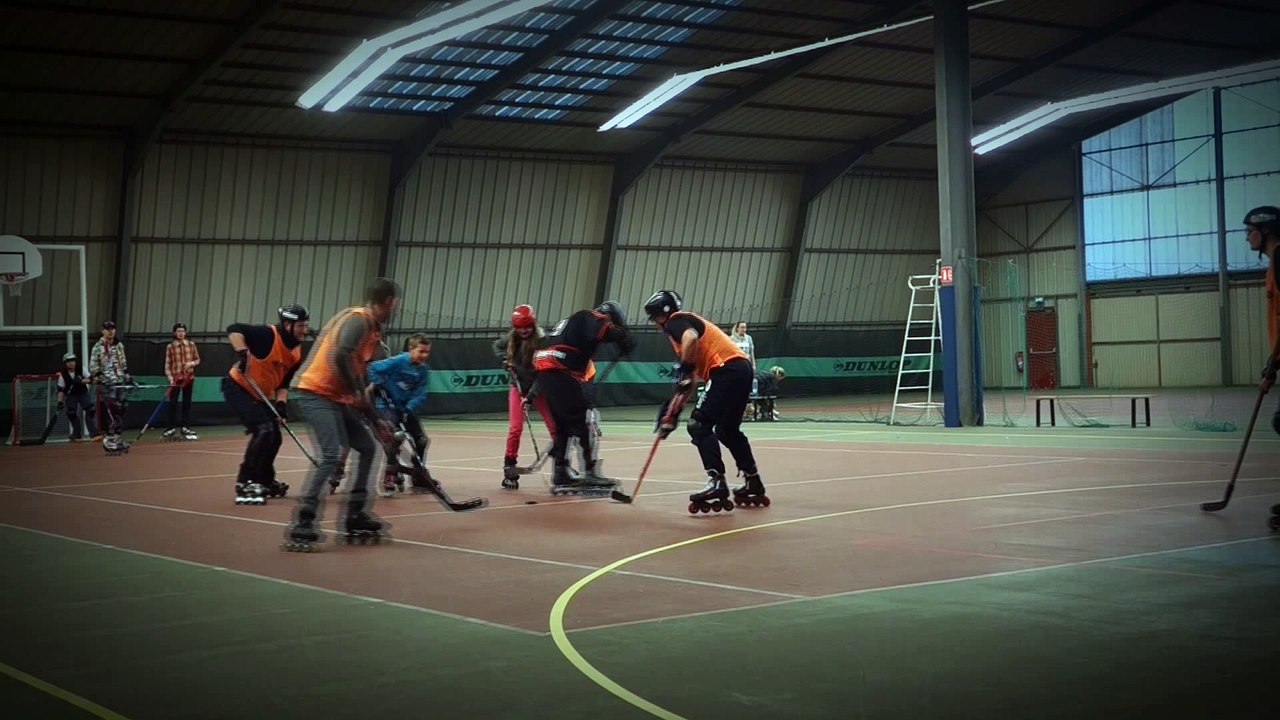 Petite vidéo du 7 avril 2016, l’association vous accueille tous les jeudis d'avril pour des séances jeux en roller. Puis tous les lundis à partir du 2 mai 2016. Présentation du ROLLER HOCKEY.
