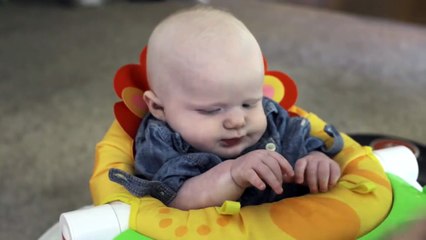 Un bébé malvoyant sourit en voyant sa mère pour la première fois