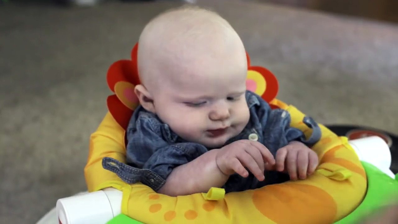 Un bébé malvoyant sourit en voyant sa mère pour la première fois