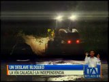Deslave bloqueó la vía Calacalí - La Independencia